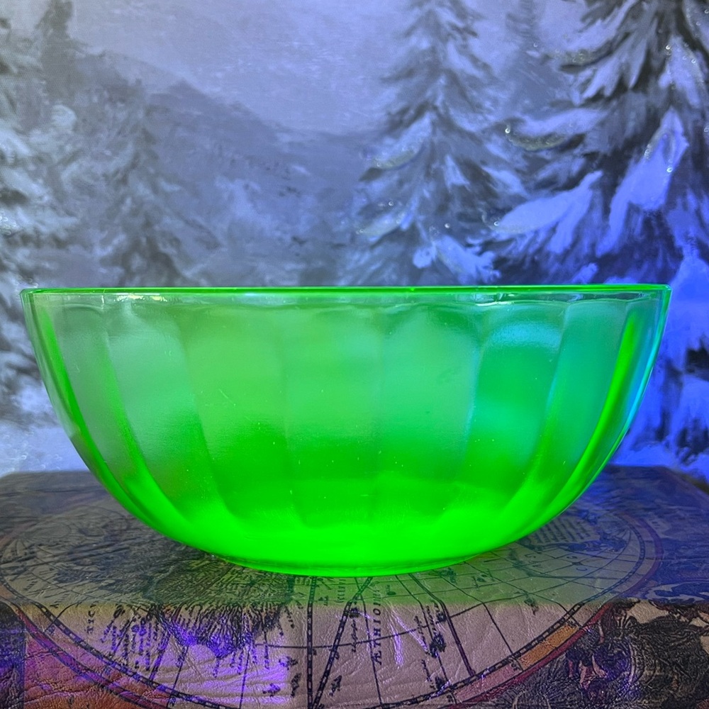 UV Uranium Glass Bowl – Starburst Design, Glows Brilliantly ✨
